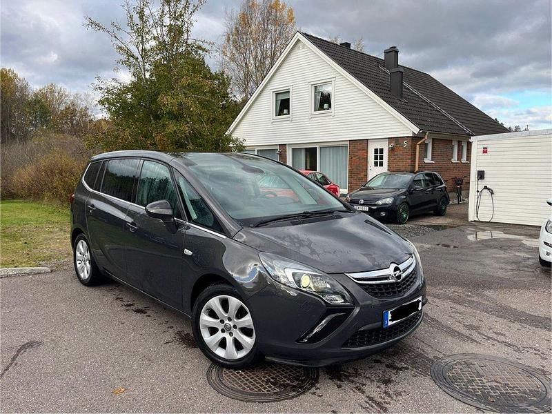 Grå Begagnad 2015 Opel Zafira Minibuss | 82 000 kr - Bild 1/3