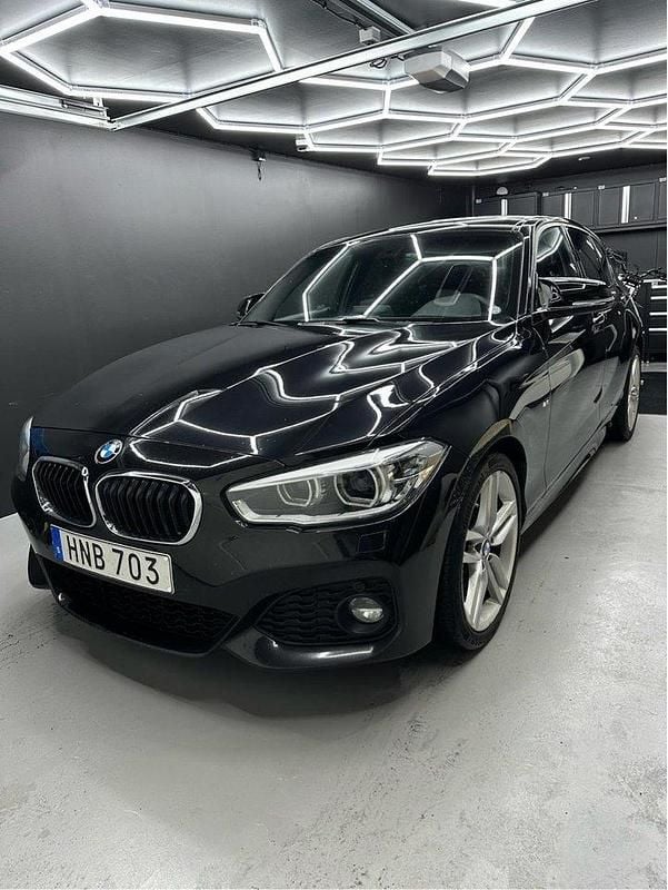Svart Begagnad 2017 BMW 118 M Sport Halvkombi | 149 000 kr (Marknadspris) - Bild 1/4