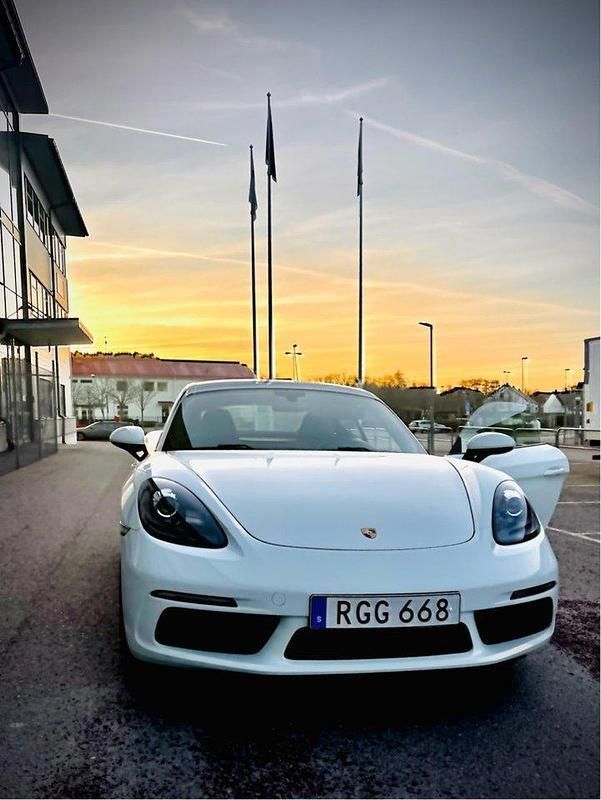 Vit Begagnad 2018 Porsche 718 Cayman Sportkupé | 585 000 kr - Bild 1/4