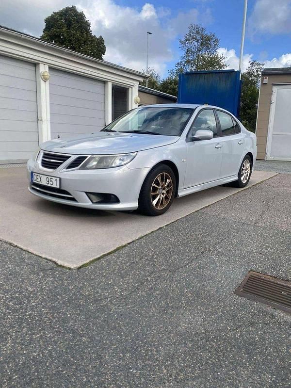 Silver Begagnad 2009 Saab 9-3 Linear Sedan | 52 999 kr (Marknadspris) - Bild 1/4