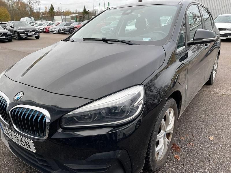 Svart Begagnad 2019 BMW 225 Active Tourer Advantage Minibuss | 189 000 kr (Superpris) - Bild 1/2