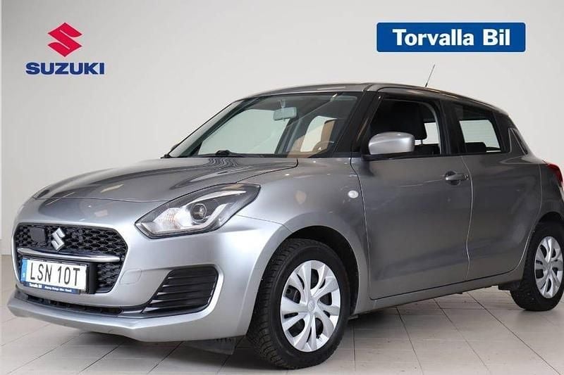 Grå Begagnad 2021 Suzuki Swift Comfort Halvkombi | 147 000 kr (Marknadspris) - Bild 1/4
