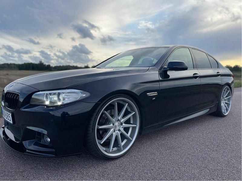 Svart Begagnad 2016 BMW 520 M Sport Sedan | 215 000 kr (Dyr) - Bild 1/4
