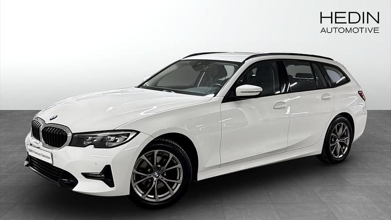 Vit Begagnad 2019 BMW 320 Sport Line Kombi | 258 700 kr (Marknadspris) - Bild 1/4
