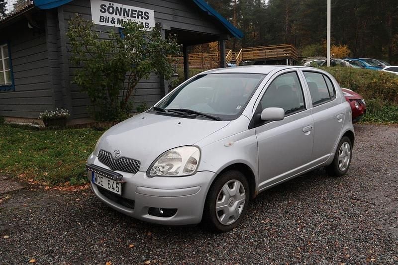 Silver Begagnad 2004 Toyota Yaris Halvkombi | 27 500 kr (Marknadspris) - Bild 1/4