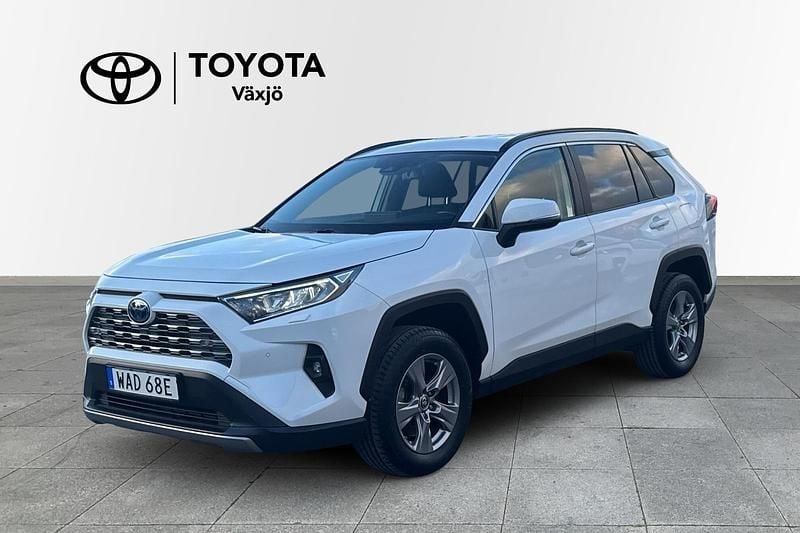 Vit Begagnad 2022 Toyota RAV4 Hybrid Active SUV | 349 000 kr (Bra pris) - Bild 1/3