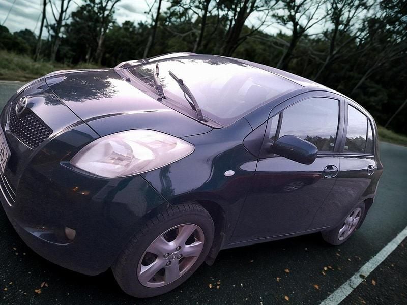 Grön Begagnad 2007 Toyota Yaris Halvkombi | 40 000 kr (Marknadspris) - Bild 1/4