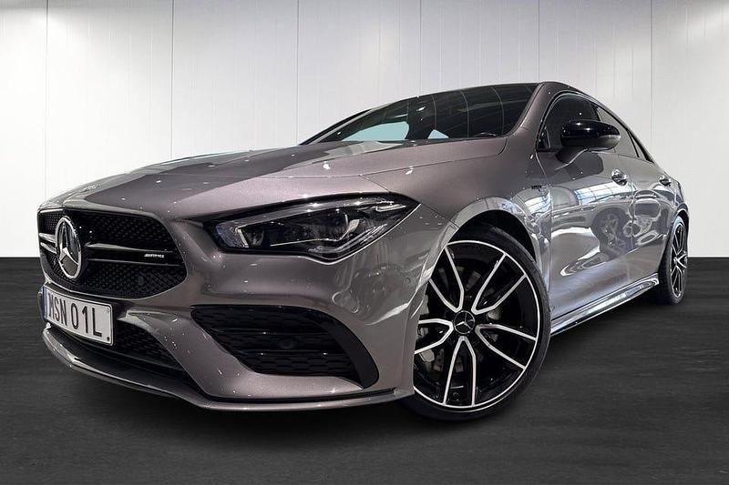 Mörkgrå (grey) Begagnad 2023 Mercedes CLA35 AMG AMG Sportkupé | 479 900 kr - Bild 1/4