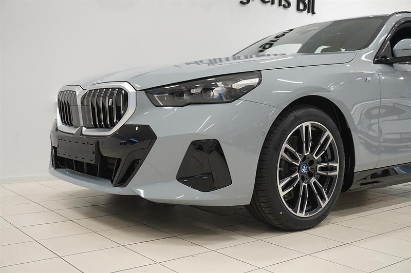 Begagnad BMW i5 Efficient Dynamics 250 kW (340 HK) 2024 Grå/silver Sedan