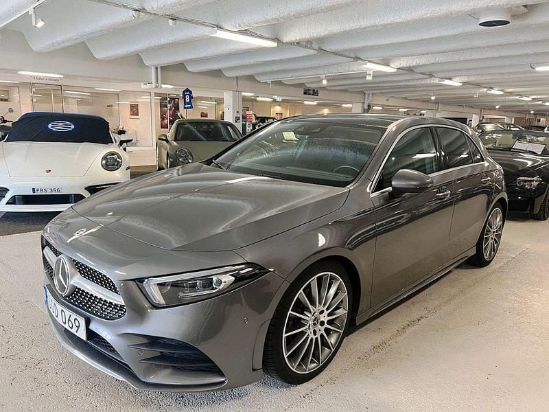 Mörkgrå (mountain gråmetallic) Begagnad 2021 Mercedes A200 AMG Halvkombi | 339 900 kr - Bild 1/4