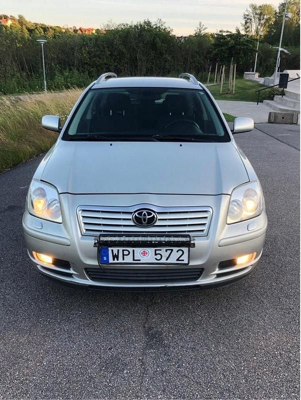 Silver Begagnad 2005 Toyota Avensis Kombi | 27 900 kr (Lite dyr) - Bild 1/4
