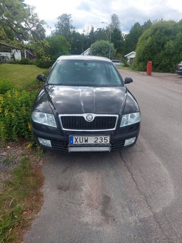 Svart Begagnad 2006 Skoda Octavia Halvkombi | 9 900 kr (Superpris) - Bild 1/4