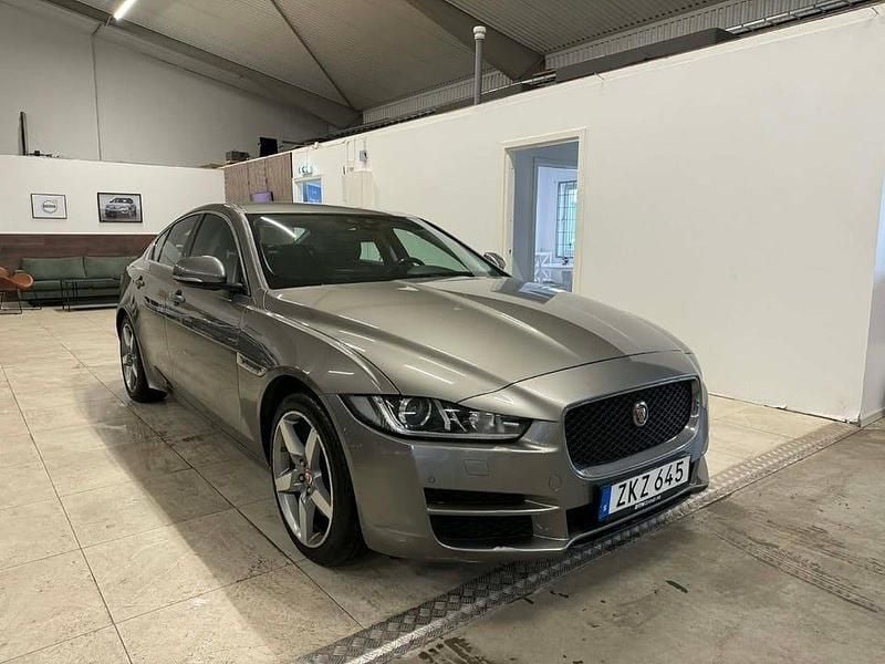 Begagnad Jaguar XE 200 HK (147 kW) 2017 Grå Sedan