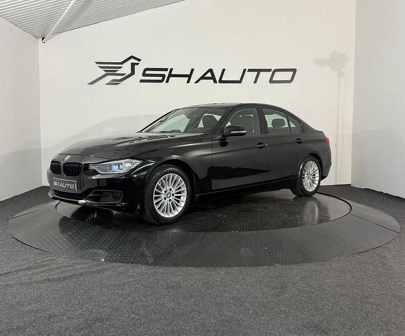 Svart Begagnad 2013 BMW 320 Sport Line Sedan | 109 900 kr (Superpris) - Bild 1/4