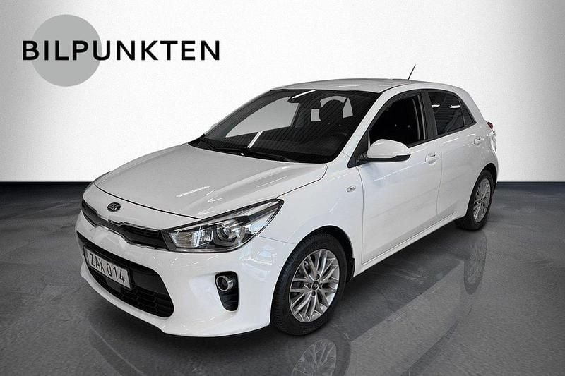 Vit Begagnad 2017 Kia Rio Advance Halvkombi | 109 900 kr (Marknadspris) - Bild 1/4