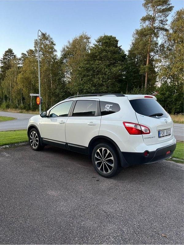 Vit Begagnad 2013 Nissan Qashqai +2 SUV | 69 900 kr (Marknadspris) - Bild 1/3
