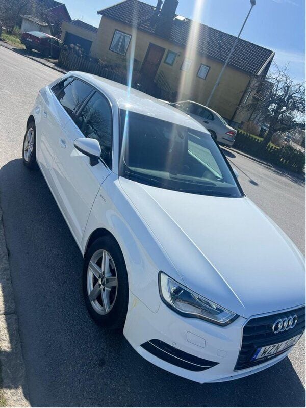 Vit Begagnad 2016 Audi A3 Sportback e-tron Ambition Sedan | 160 000 kr (Bra pris) - Bild 1/4