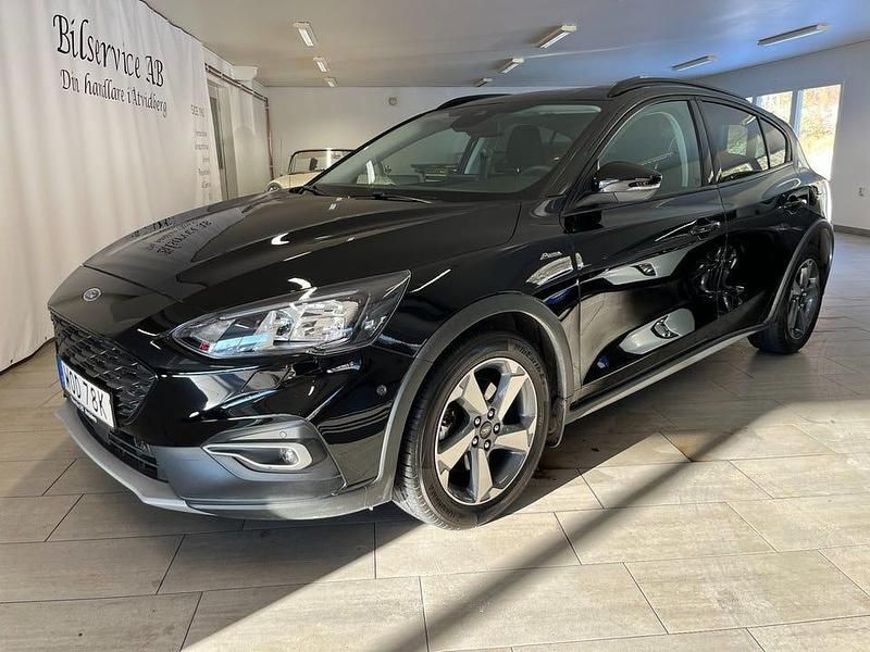 Svart Begagnad 2019 Ford Focus Active Halvkombi | 175 000 kr (Marknadspris) - Bild 1/4