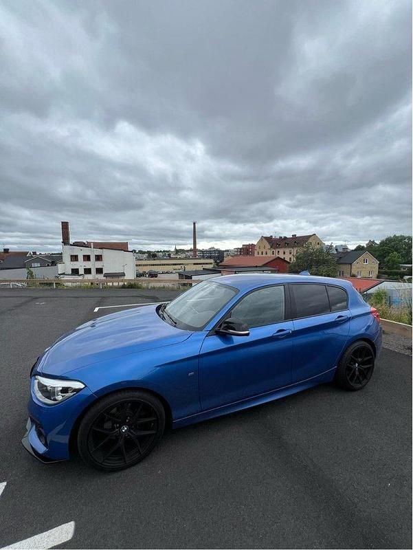 Blå Begagnad 2019 BMW 120 M Sport Halvkombi | 228 000 kr (Marknadspris) - Bild 1/3