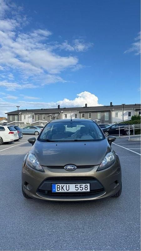 Brun Begagnad 2013 Ford Fiesta Trend Halvkombi | 34 900 kr (Superpris) - Bild 1/4