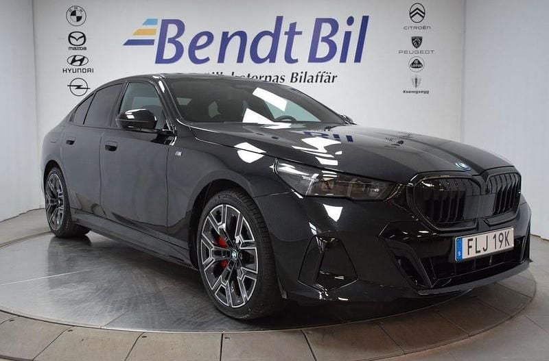 Black sapphire metallic Begagnad 2025 BMW 550 Comfort Edition Sedan | 879 500 kr - Bild 1/3