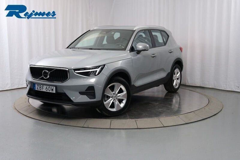 Grå Begagnad 2023 Volvo XC40 Core SUV | 339 900 kr (Bra pris) - Bild 1/4