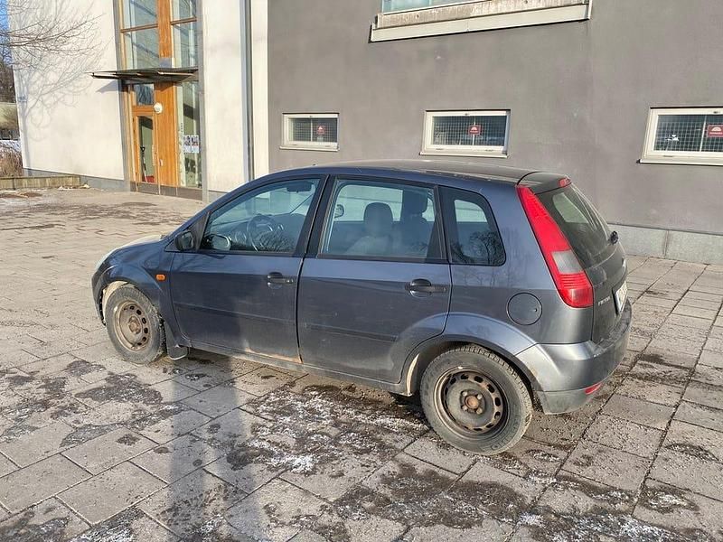 Begagnad Ford Fiesta 70 HK (51 kW) 2004 Halvkombi