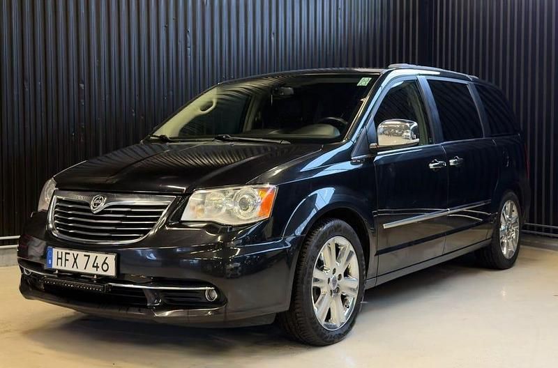 Svart Begagnad 2015 Lancia Voyager Gold Minibuss | 119 900 kr (Lite dyr) - Bild 1/4