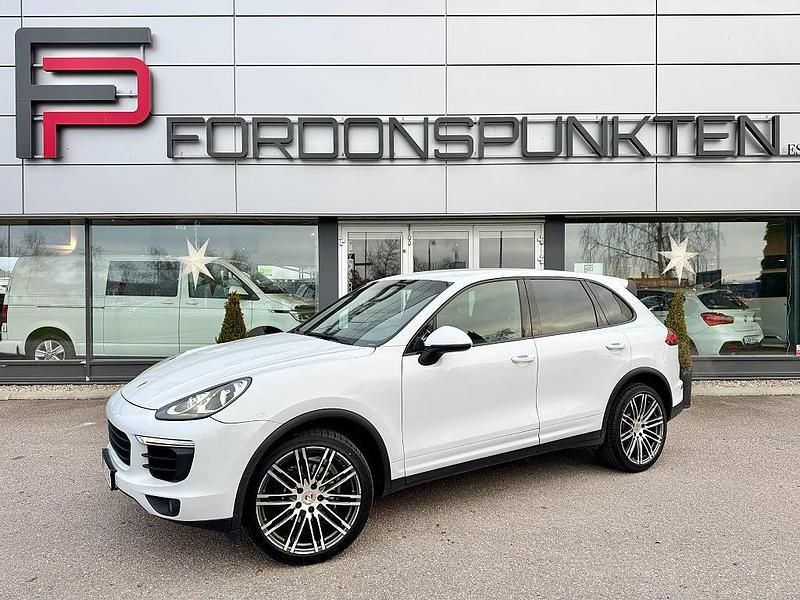Vit Begagnad 2016 Porsche Cayenne Sport SUV | 299 000 kr (Bra pris) - Bild 1/4