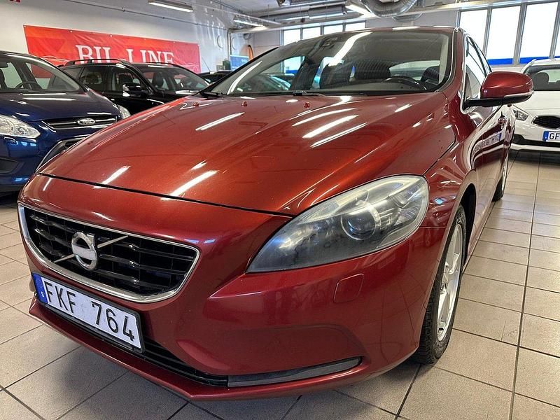 Röd Begagnad 2013 Volvo V40 Momentum Kombi | 69 900 kr (Marknadspris) - Bild 1/4