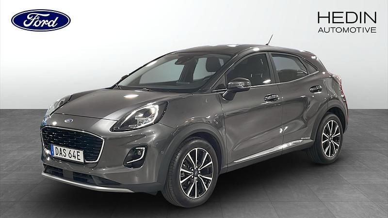 Grå (grey) Begagnad 2021 Ford Puma Gen-E Titanium Sedan | 209 900 kr (Marknadspris) - Bild 1/4