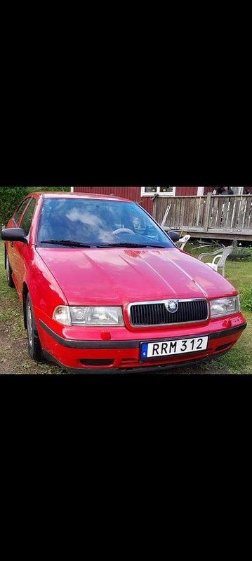 Röd Begagnad 2000 Skoda Octavia Halvkombi | 8 000 kr - Bild 1/4