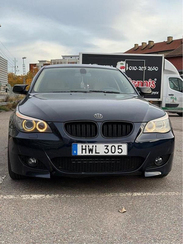 Blå Begagnad 2009 BMW 520 Sedan | 78 000 kr (Marknadspris) - Bild 1/4