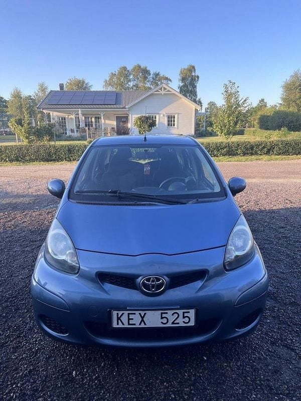 Blå Begagnad 2009 Toyota Aygo Halvkombi | 40 000 kr (Marknadspris) - Bild 1/4