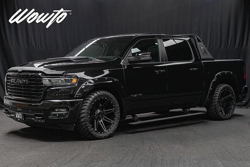 Svart Ny 2025 RAM 1500 Pickup | 1 199 800 kr (Bra pris) - Bild 1/3