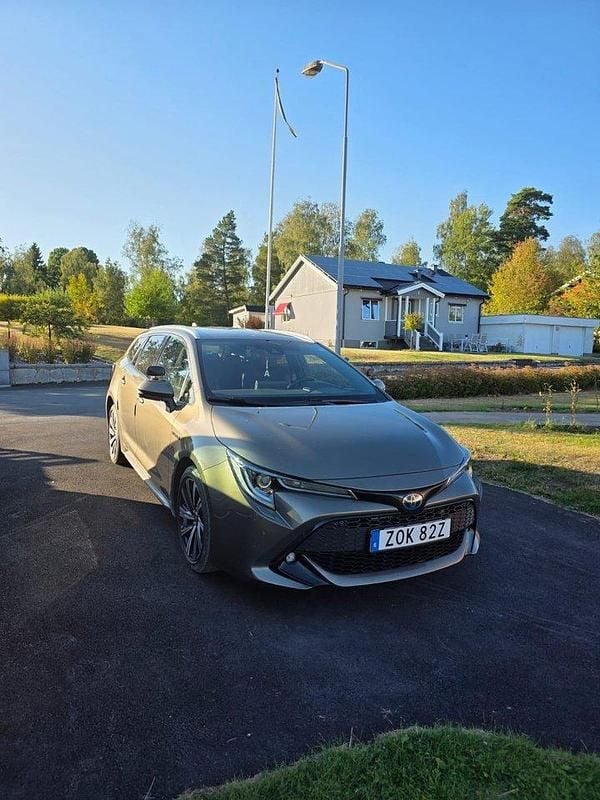 Grön Begagnad 2021 Toyota Corolla Style Kombi | 250 000 kr (Marknadspris) - Bild 1/4