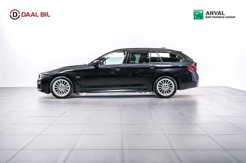 Svart Begagnad 2022 BMW 530 M Sport Kombi | 339 700 kr - Bild 1/4