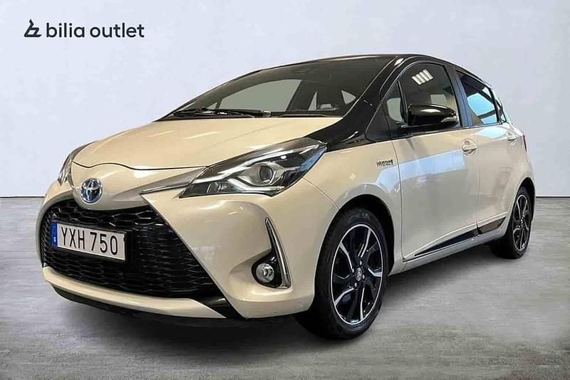 Vit Begagnad 2017 Toyota Yaris Hybrid Halvkombi | 144 900 kr (Marknadspris) - Bild 1/1