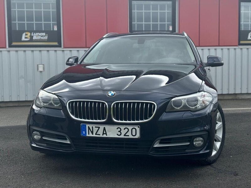 Blå Begagnad 2013 BMW 520 Kombi | 147 900 kr (Marknadspris) - Bild 1/4