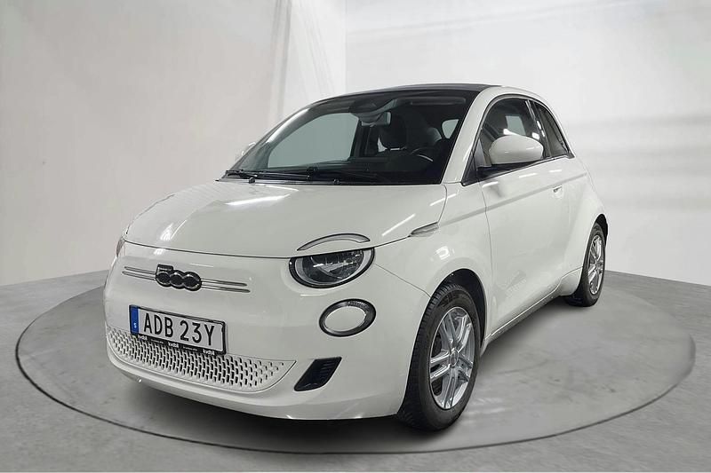 Vit Begagnad 2022 Fiat 500e Cab | 179 000 kr (Superpris) - Bild 1/4