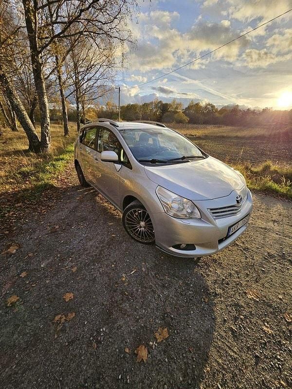 Silver Begagnad 2010 Toyota Verso Minibuss | 55 000 kr (Marknadspris) - Bild 1/4