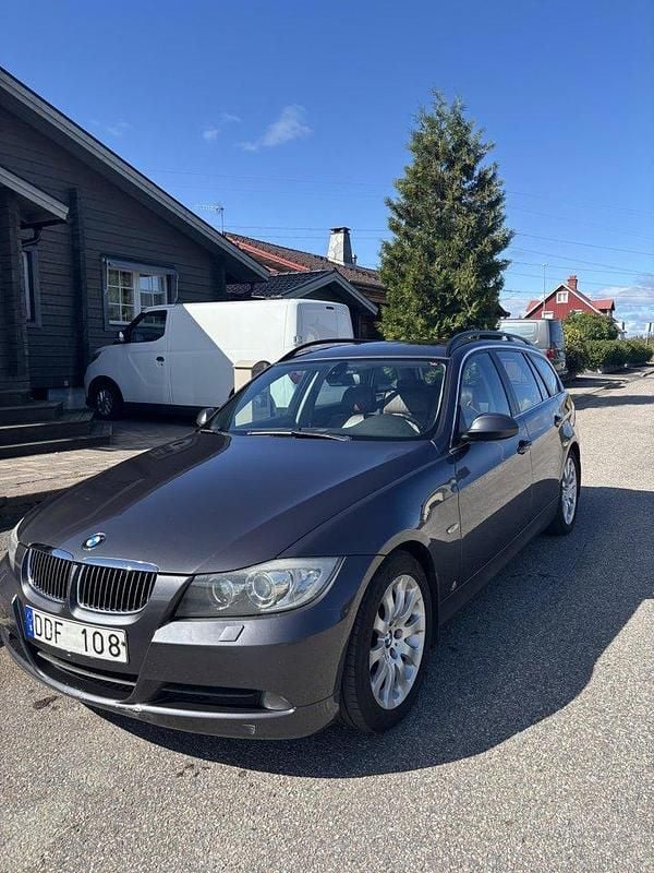 Grå Begagnad 2006 BMW 325 Advantage Kombi | 53 000 kr (Marknadspris) - Bild 1/4