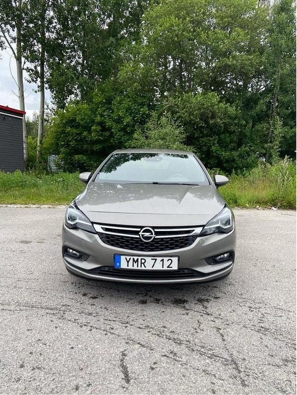 Grå Begagnad 2017 Opel Astra Dynamic Halvkombi | 118 000 kr (Marknadspris) - Bild 1/4