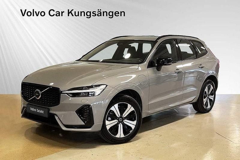 Grå Begagnad 2024 Volvo XC60 Plus SUV | 539 900 kr (Marknadspris) - Bild 1/3