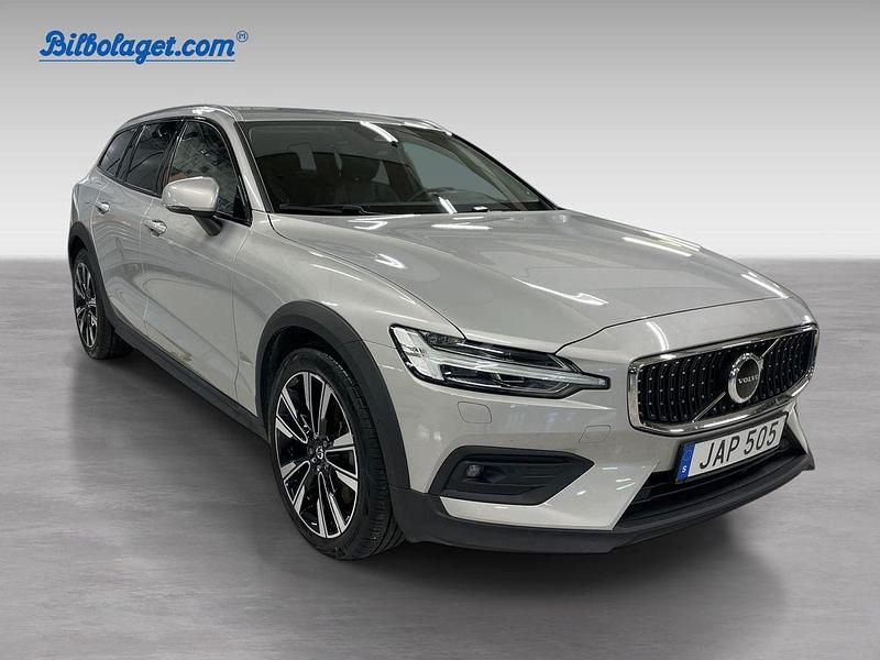 Silver Begagnad 2024 Volvo V60 CC Plus Kombi | 449 900 kr (Dyr) - Bild 1/4