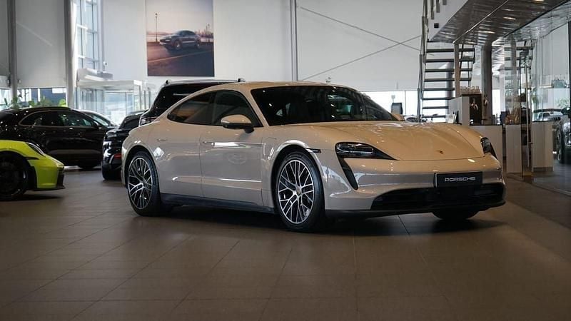 Ljusbrun Begagnad 2022 Porsche Taycan Sedan | 625 000 kr - Bild 1/4