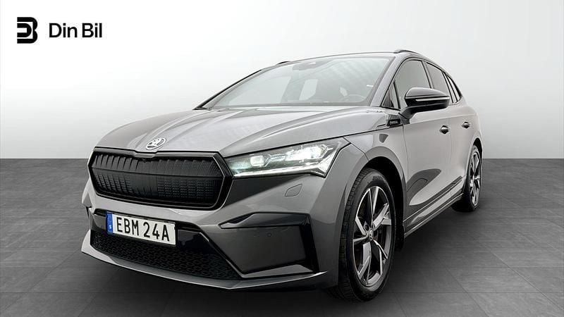 Grå Begagnad 2023 Skoda Enyaq iV SportLine SUV | 404 500 kr (Marknadspris) - Bild 1/4