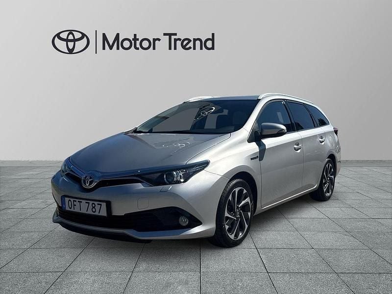 Silver Begagnad 2016 Toyota Auris Touring Sports Kombi | 174 900 kr (Marknadspris) - Bild 1/3