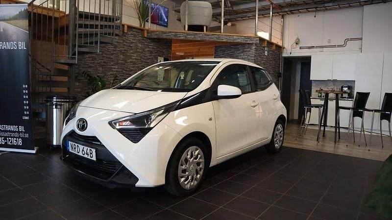 Vit Begagnad 2020 Toyota Aygo X-play Halvkombi | 129 900 kr (Marknadspris) - Bild 1/4