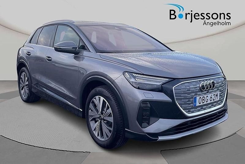 Grå Ny 2025 Audi Q4 e-tron Advanced Plus SUV | 693 100 kr - Bild 1/4